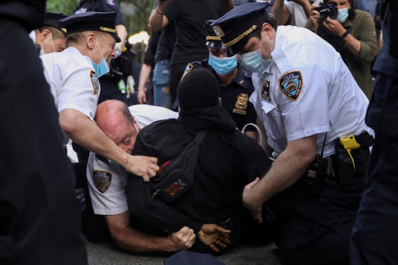 纽约警察在高校逮捕约300人 背后原因究竟是什么？